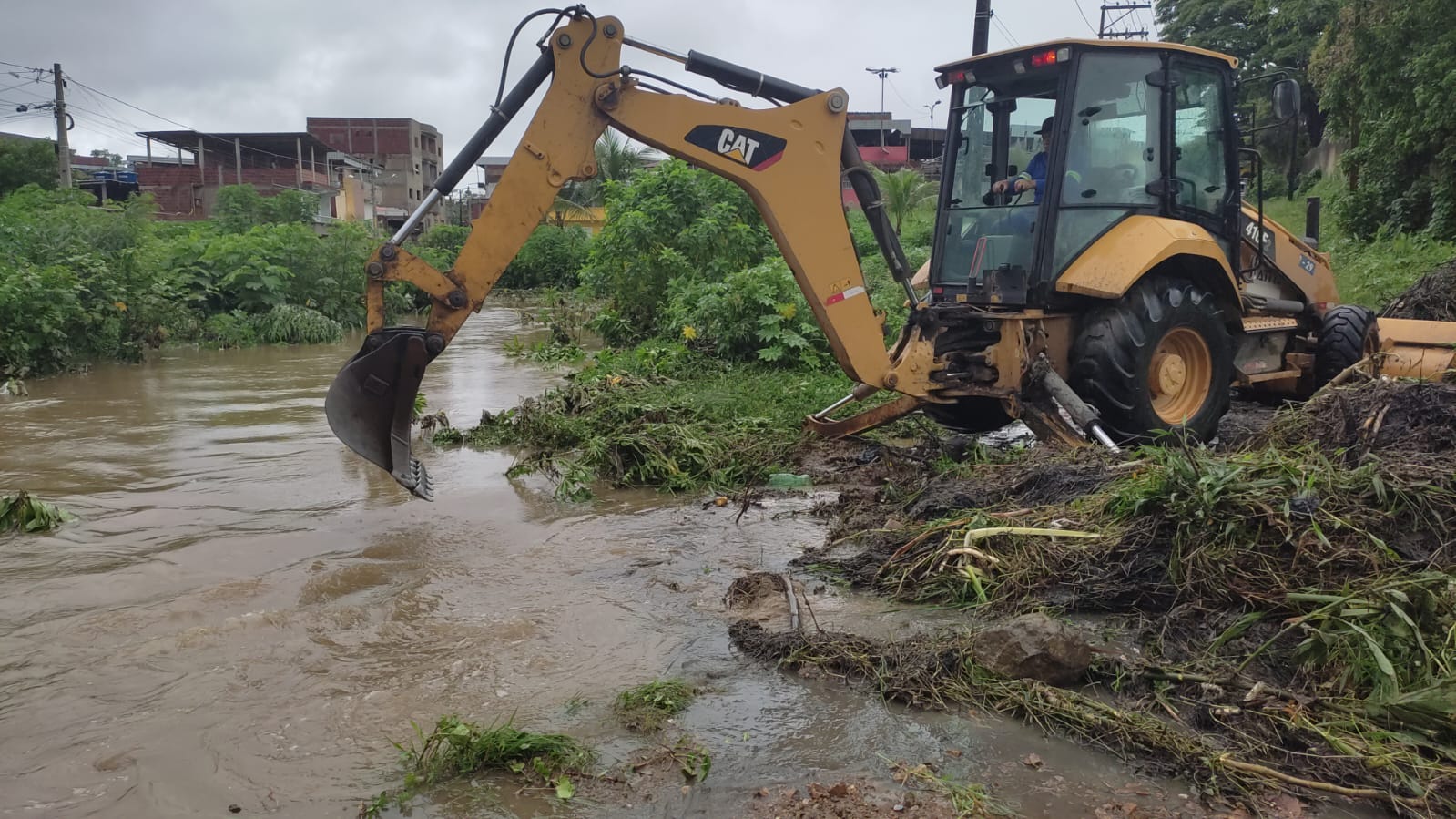 Prefeitura mobiliza Defesa Civil, Superintendência e Emasa para atender vítimas da chuva.