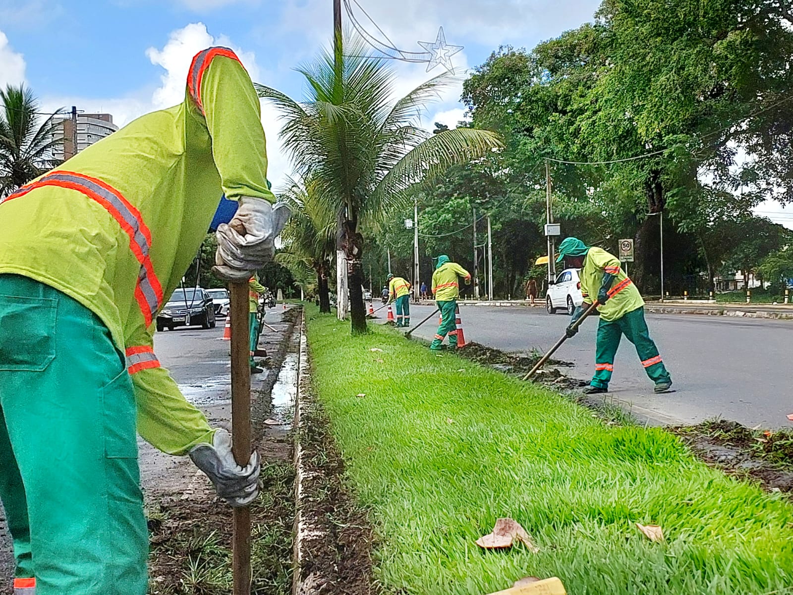 Prefeitura de Itabuna intensifica serviços de limpeza pública neste início de semana.