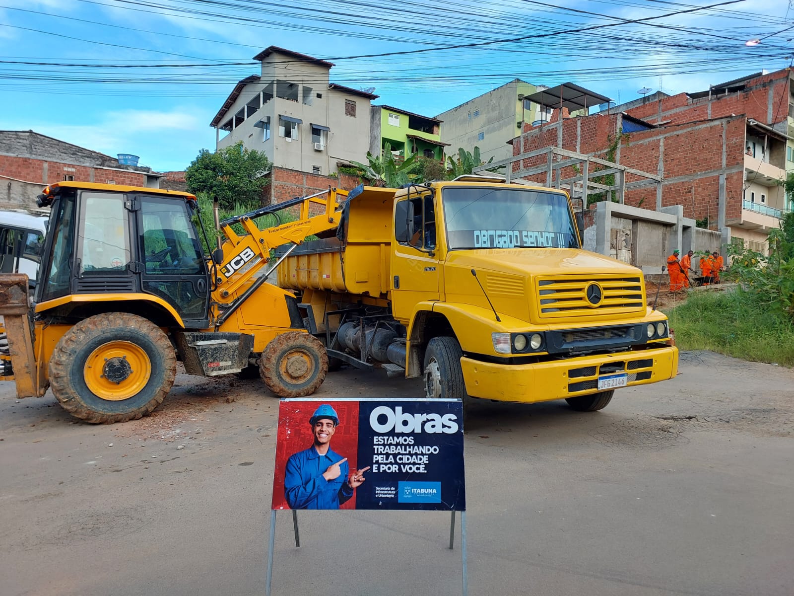Prefeitura inicia semana com serviço de manutenção de ruas e avenidas em bairros de Itabuna.