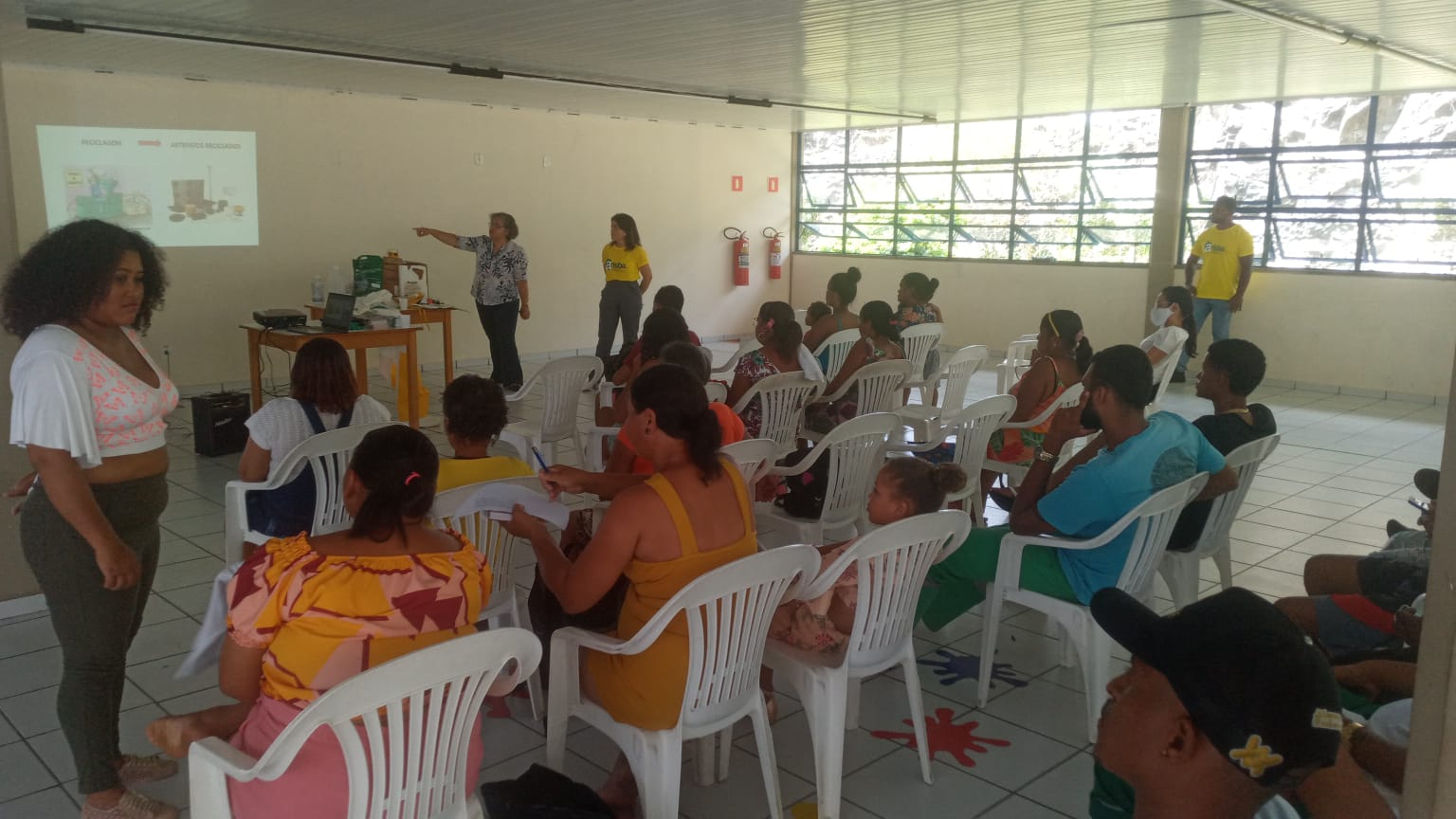 Agentes ambientais de Itabuna participam de palestra sobre descarte correto de embalagens de agrotóxico.