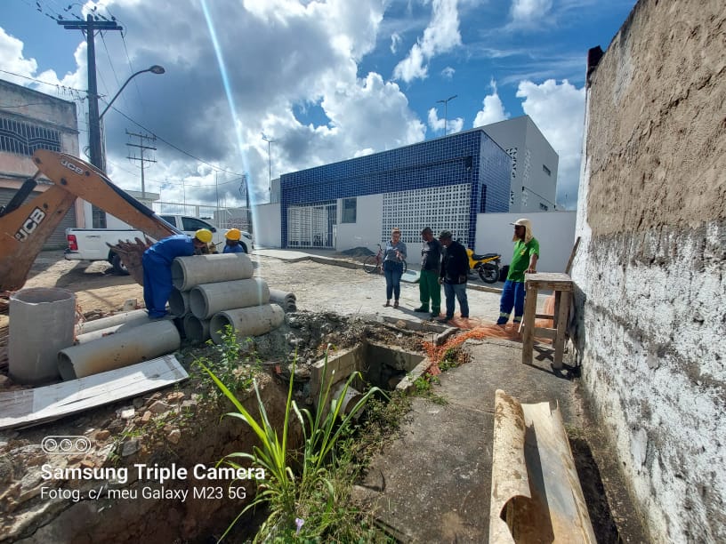 Prefeitura de Itabuna executa drenagem e pavimentação de acesso ao Complexo de Educação Integral.