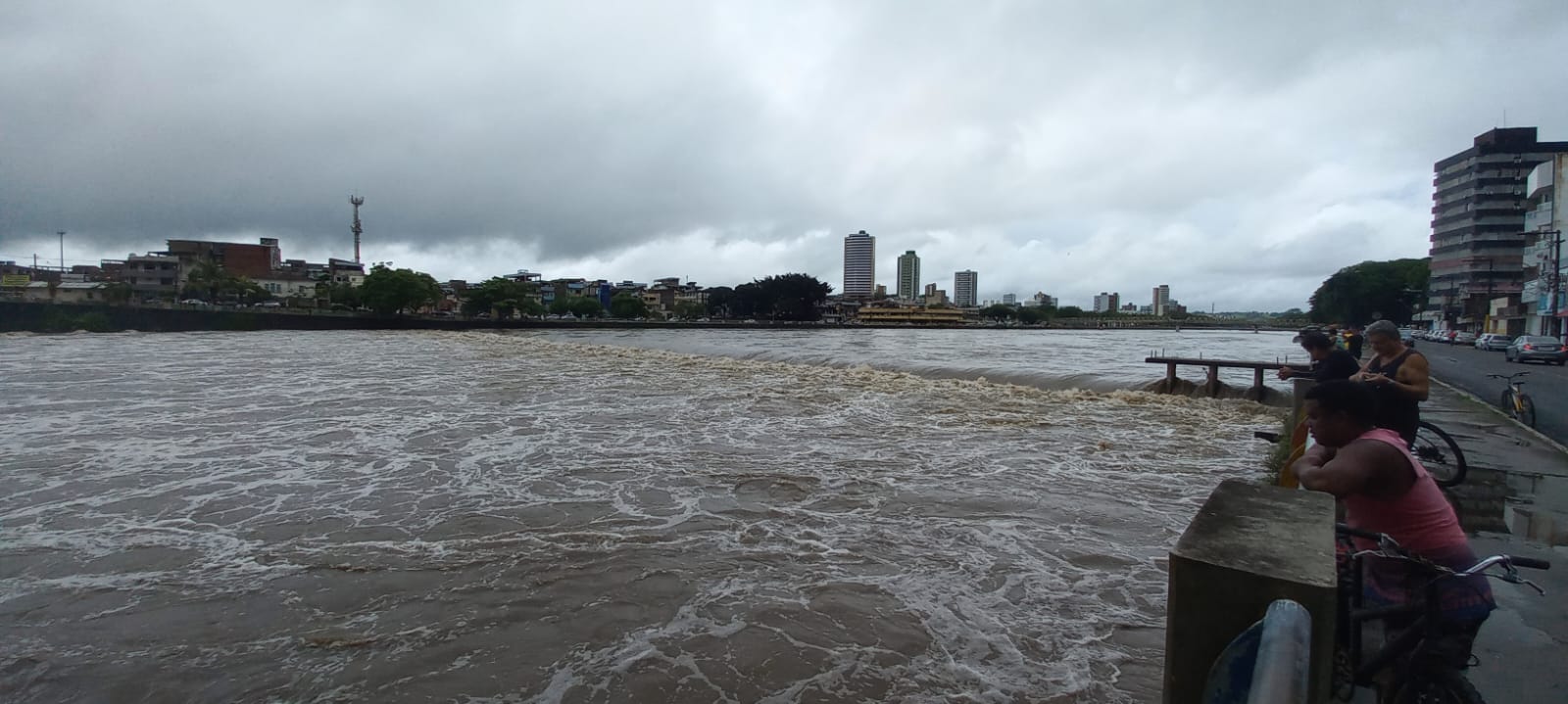 Prefeitura mantém equipes de plantão e monitora pontos críticos de alagamentos em Itabuna.