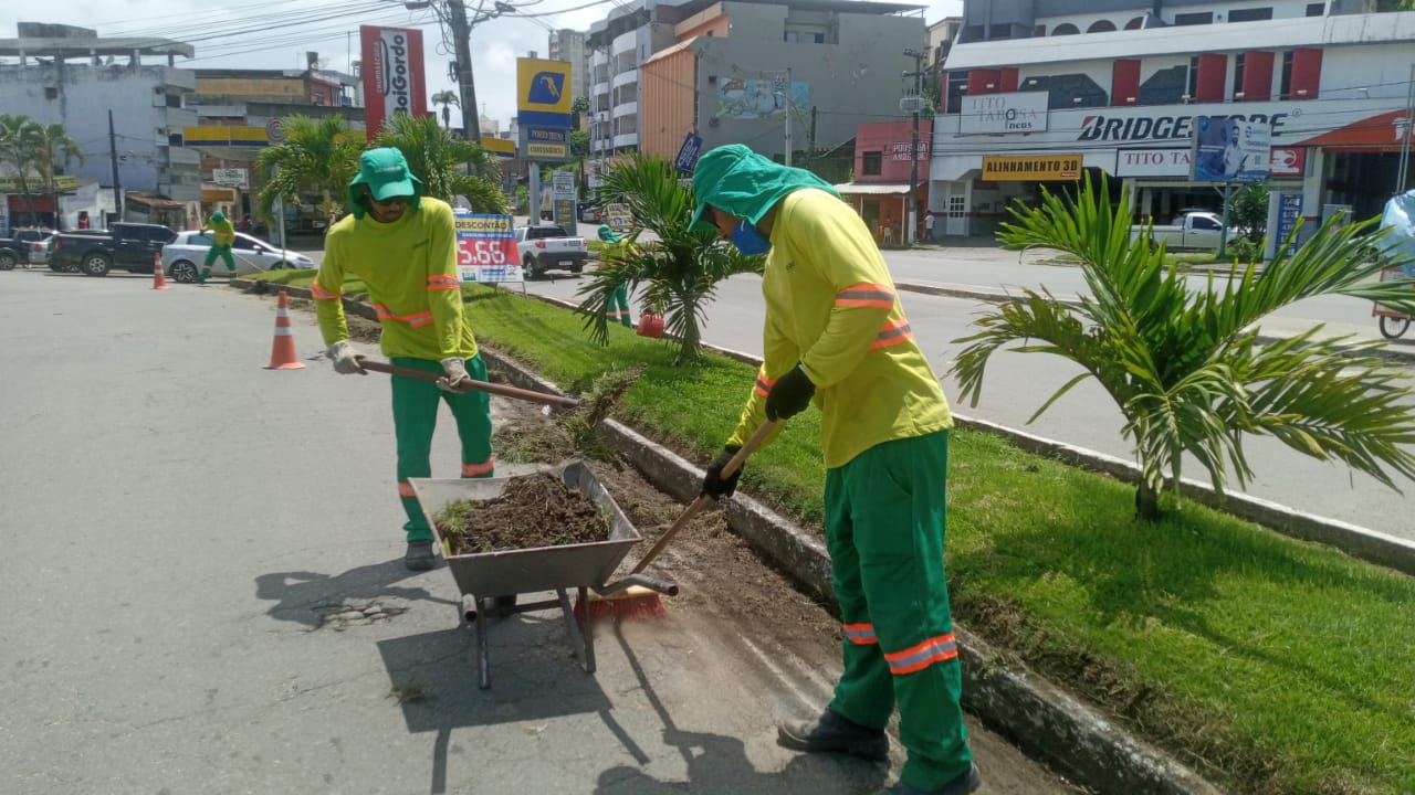 Prefeitura executa limpeza e manutenção de bueiros no entorno da rodoviária de Itabuna.