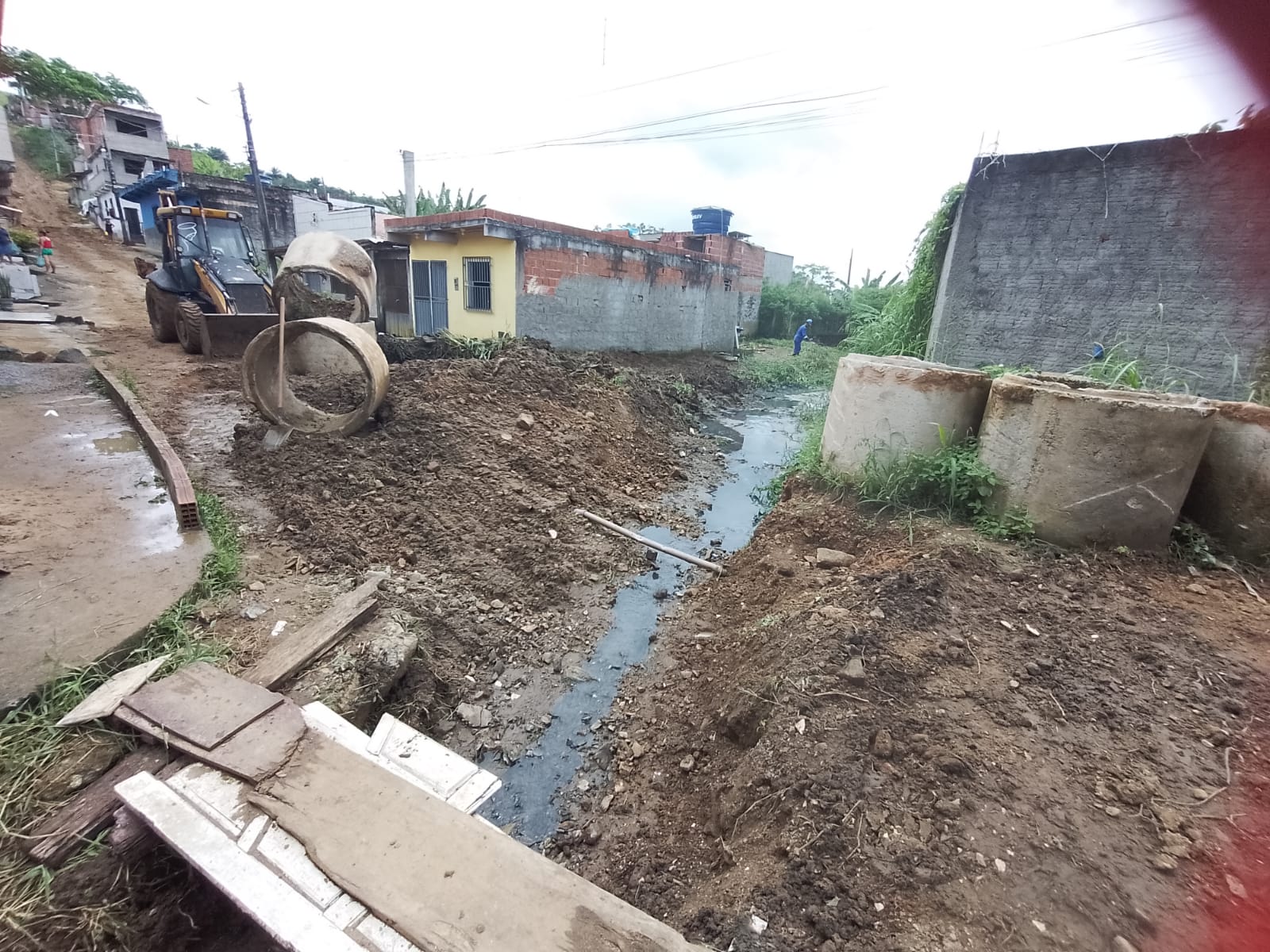 Prefeitura executa a limpeza e manutenção do canal de drenagem do Parque Santa Clara.