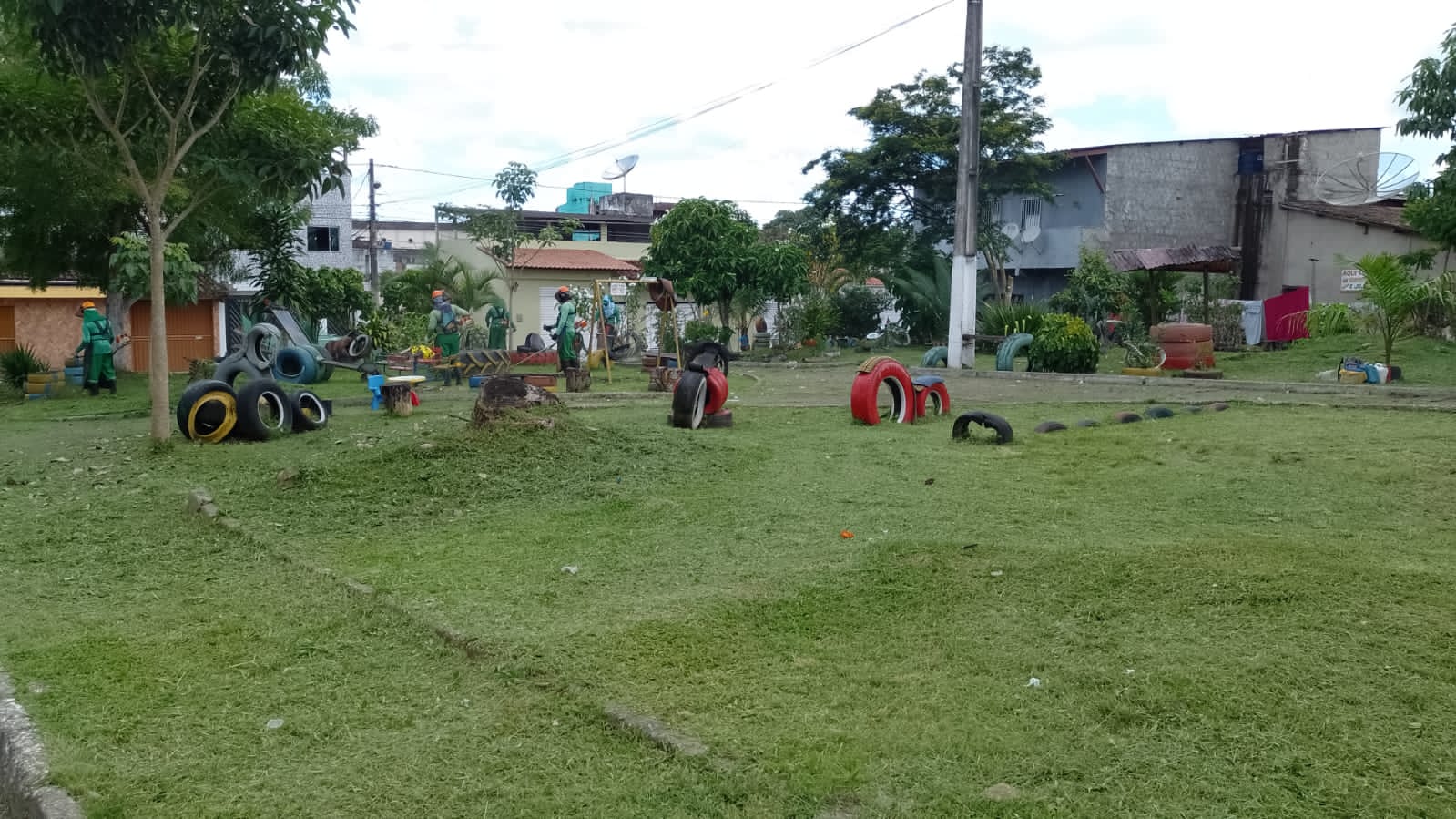 Prefeitura intensifica a roçagem de áreas, poda de árvores e coleta de entulho em Itabuna.