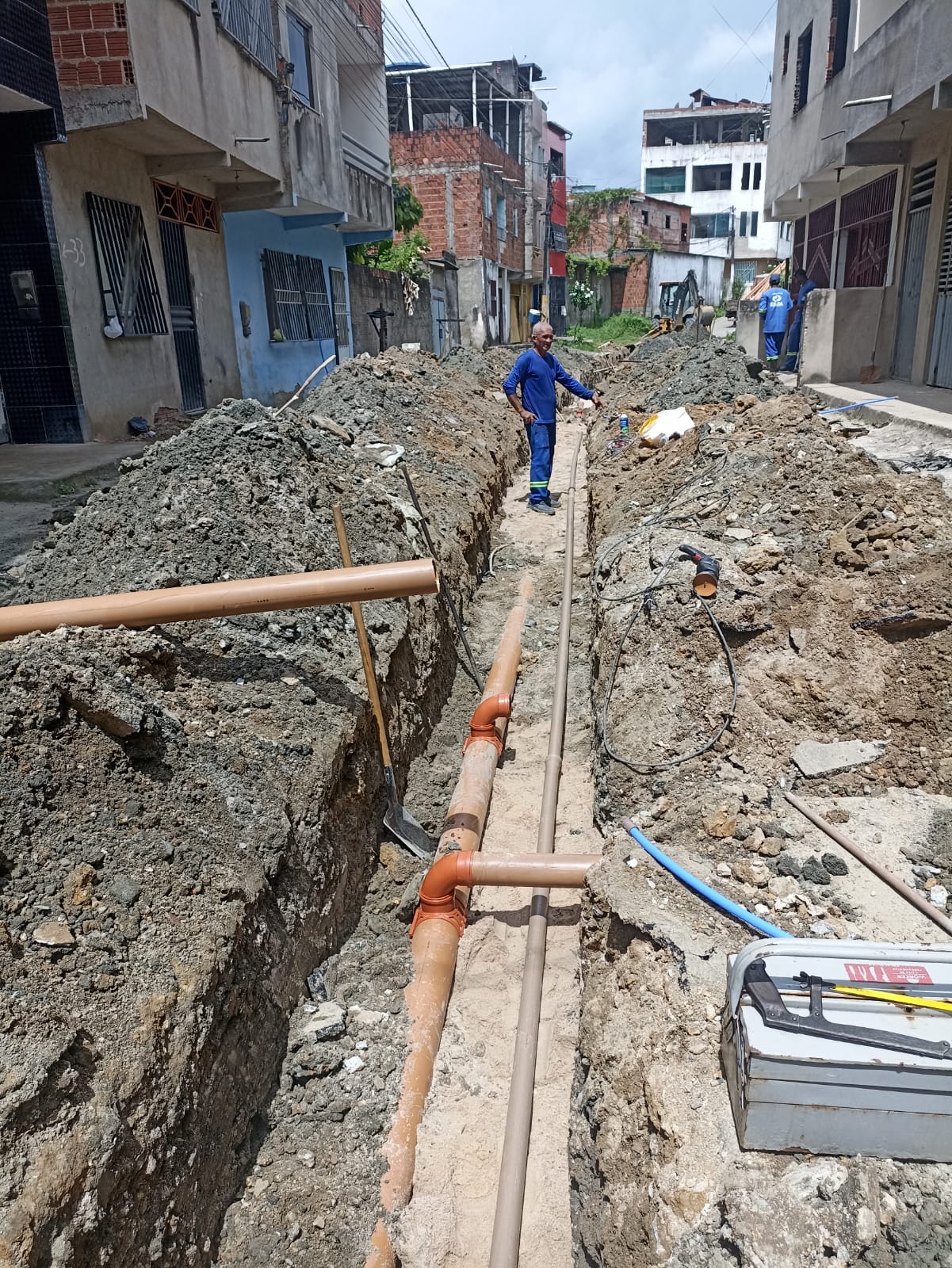 Itabuna: 2ª Travessa da Rua Floresta ganha extensão das redes de água e esgoto