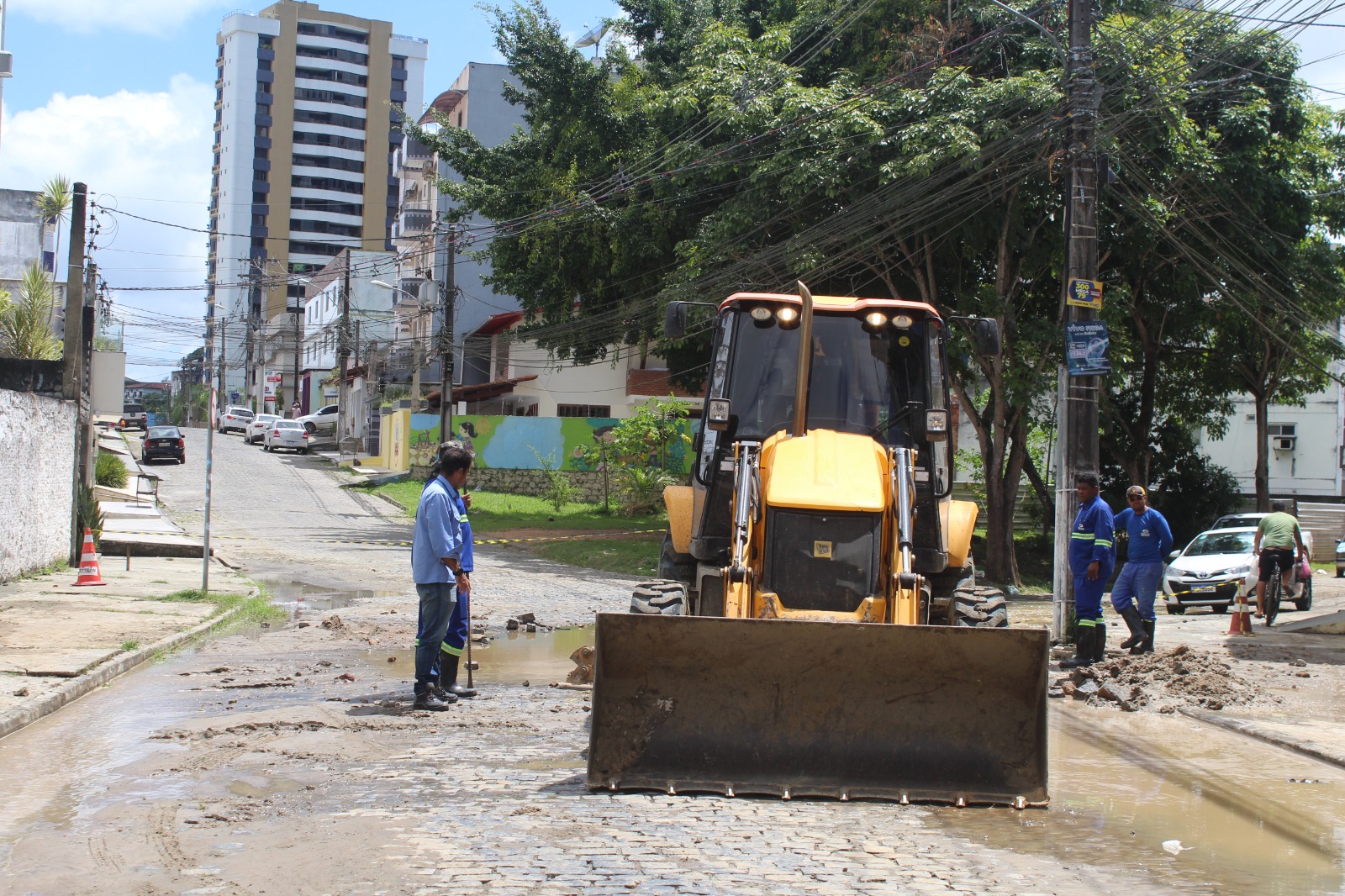 Emasa abre hidrantes da cidade para reduzir o fluxo de água na rede adutora que rompeu no Jardim Vitória