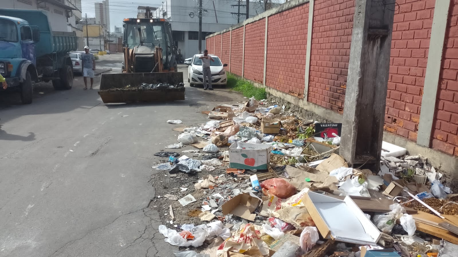 Prefeitura de Itabuna leva mutirão de limpeza para o Jardim Primavera