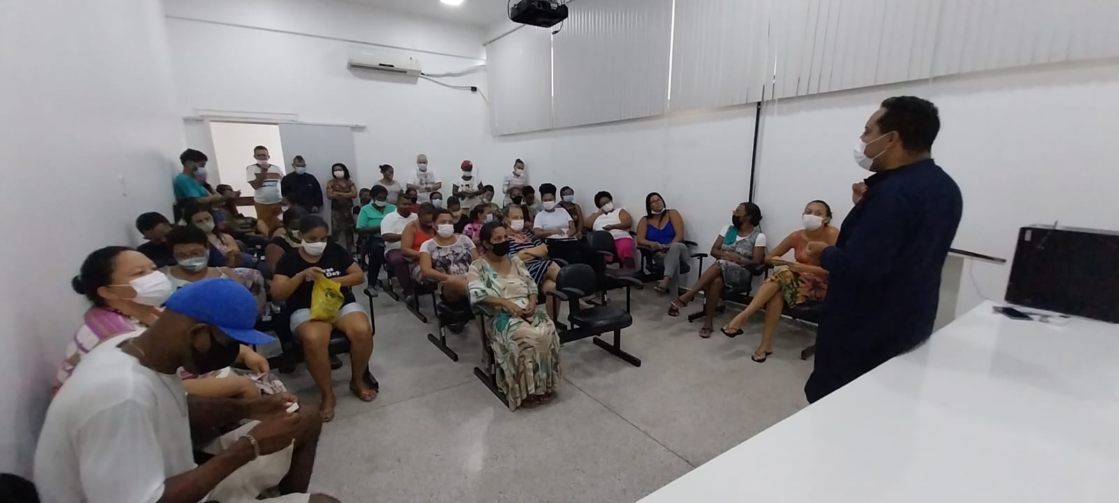 Hospital de Base realiza palestra sobre doação de sangue para acompanhantes de pacientes