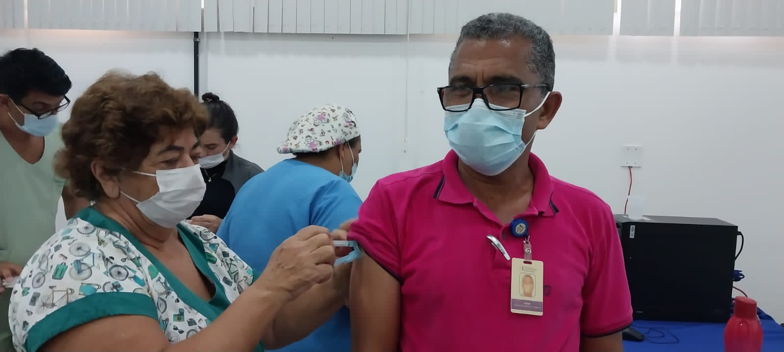 Colaboradores do Hospital de Base de Itabuna recebem dose de reforço da Pfizer Bivalente