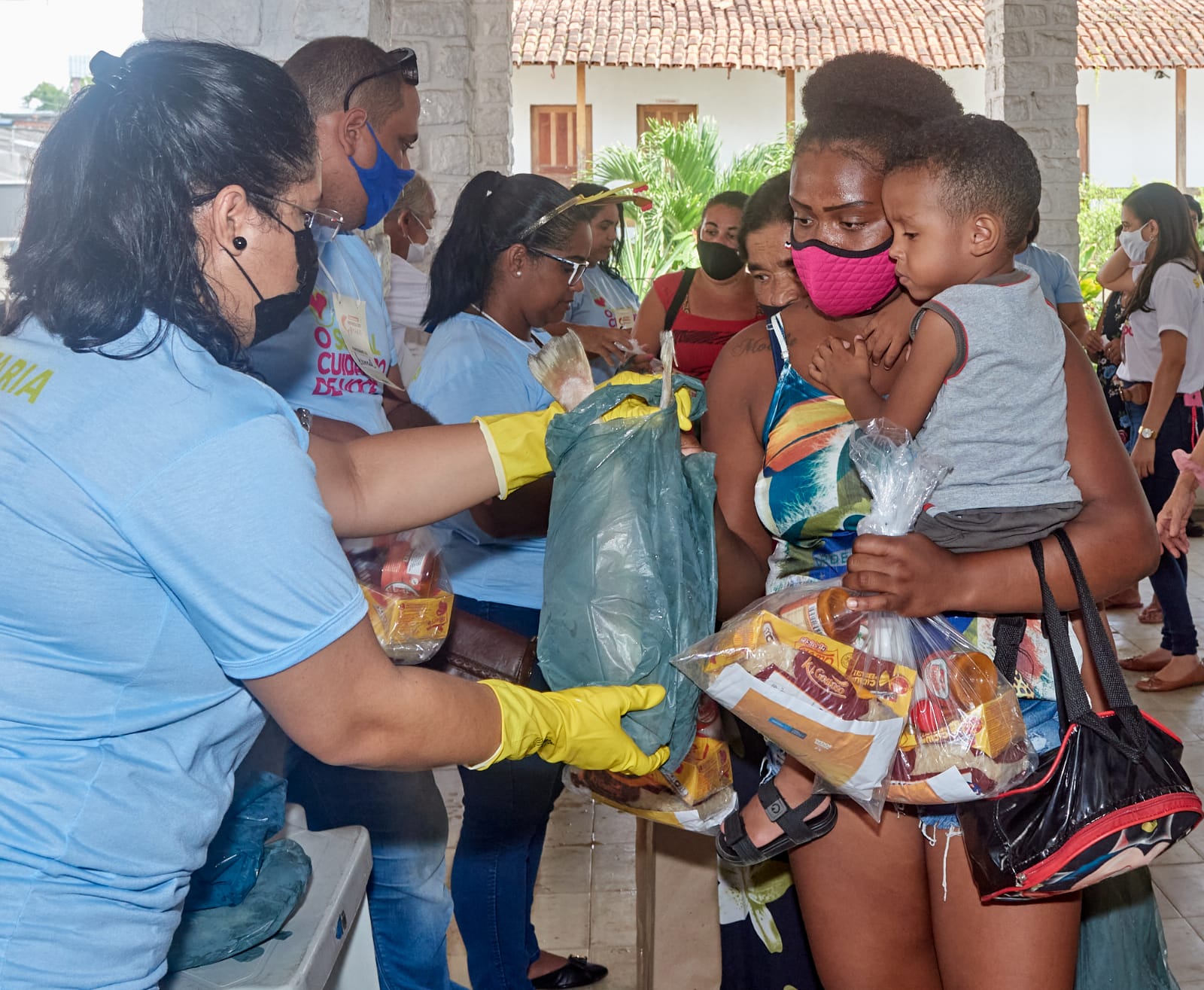 Prefeitura entrega vouchers para distribuição do Kit Semana Santa a famílias de Itabuna em vulnerabilidade social