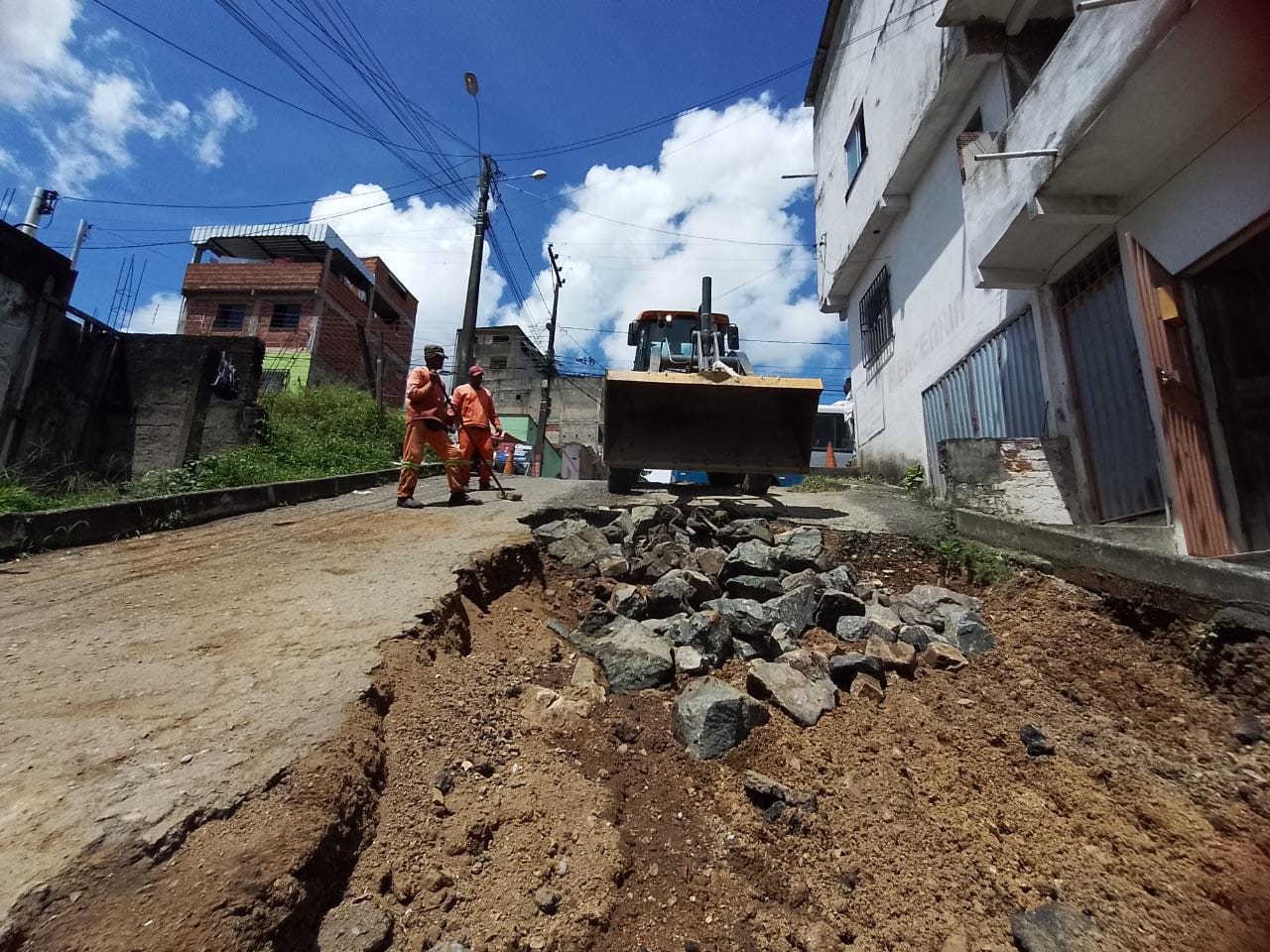 Prefeitura recupera a Rua Santa Maria no Maria Pinheiro e Travessa Oriente