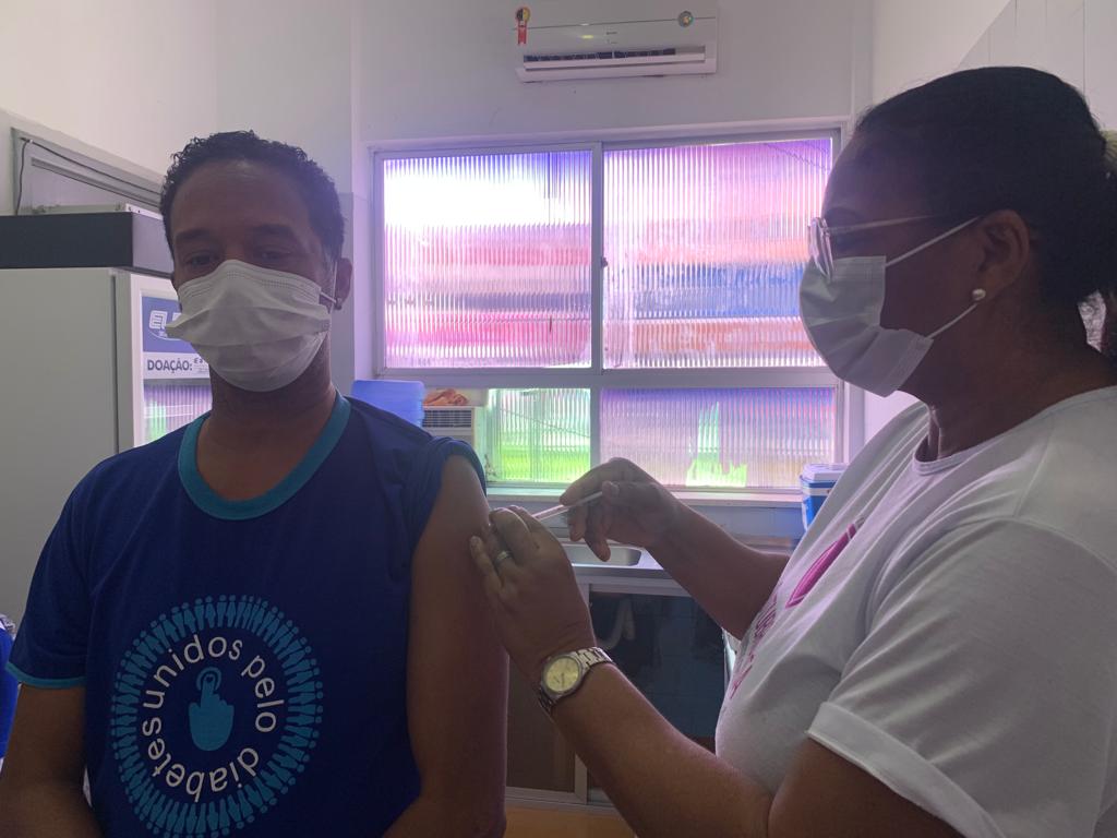 Itabuna inicia vacinação de pessoas maiores de 18 anos com a Pfizer Bivalente