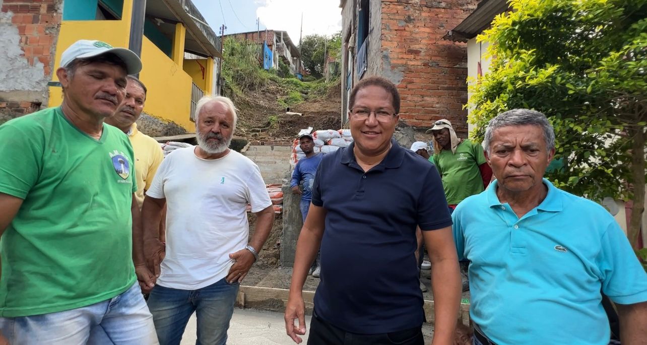 Prefeito Augusto Castro visita obras de recapeamento de vias e escadaria do Zizo