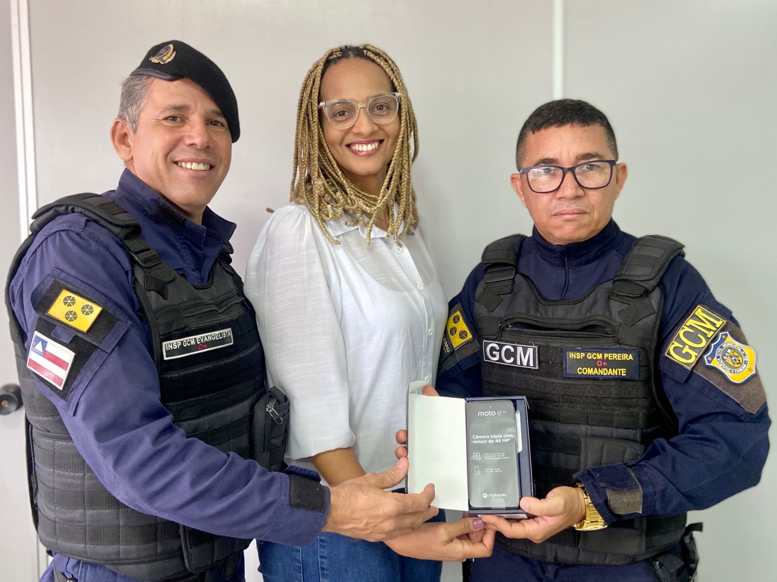 Secretaria Municipal da Educação doa smartphone à GCM para ajudar na segurança da rede escolar de Itabuna