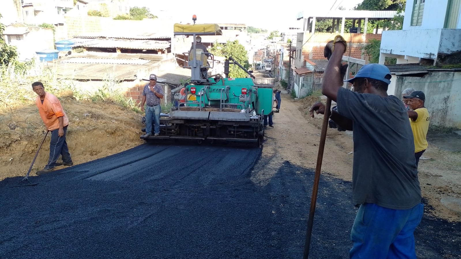 Prefeitura de Itabuna executa pavimentação asfáltica em rua do Bairro Monte Cristo