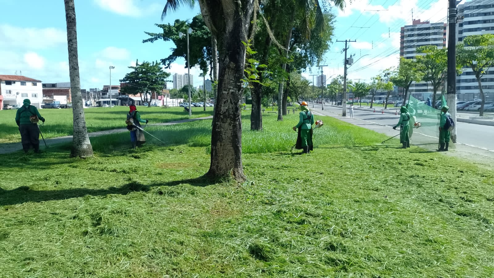 Prefeitura de Itabuna beneficia seis bairros hoje com serviços de zeladoria