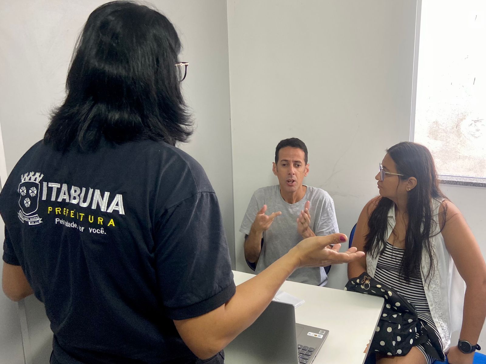 Central de Intérpretes de Libras intermedia a comunicação entre os órgãos e os surdos em Itabuna