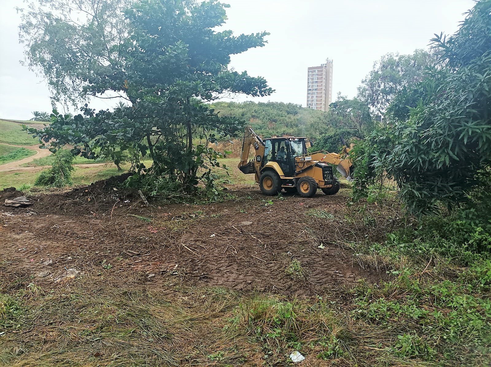 Prefeitura de Itabuna elimina ponto viciado de lixo na Avenida Roberto Santos