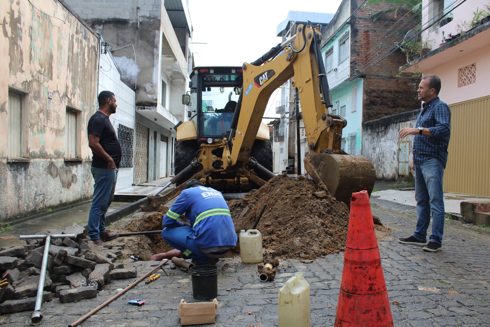 Equipe da EMASA faz reparo de vazamento não aparente no Conceição