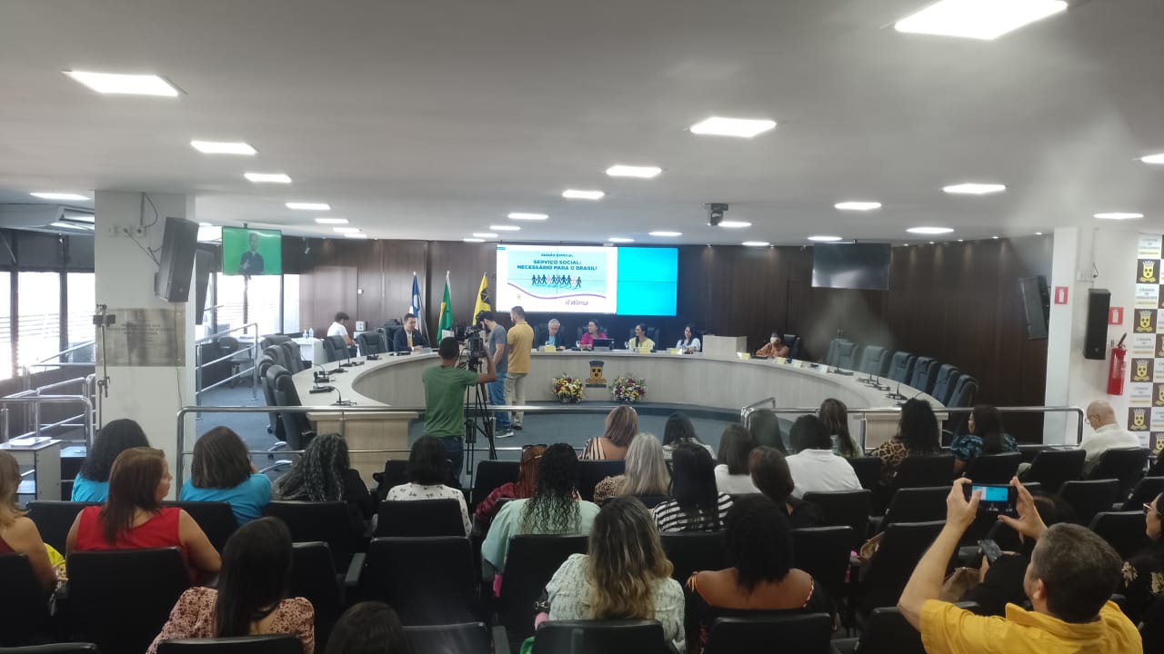 Titular da SEMPS prestigia homenagens às assistentes sociais na Câmara de Vereadores