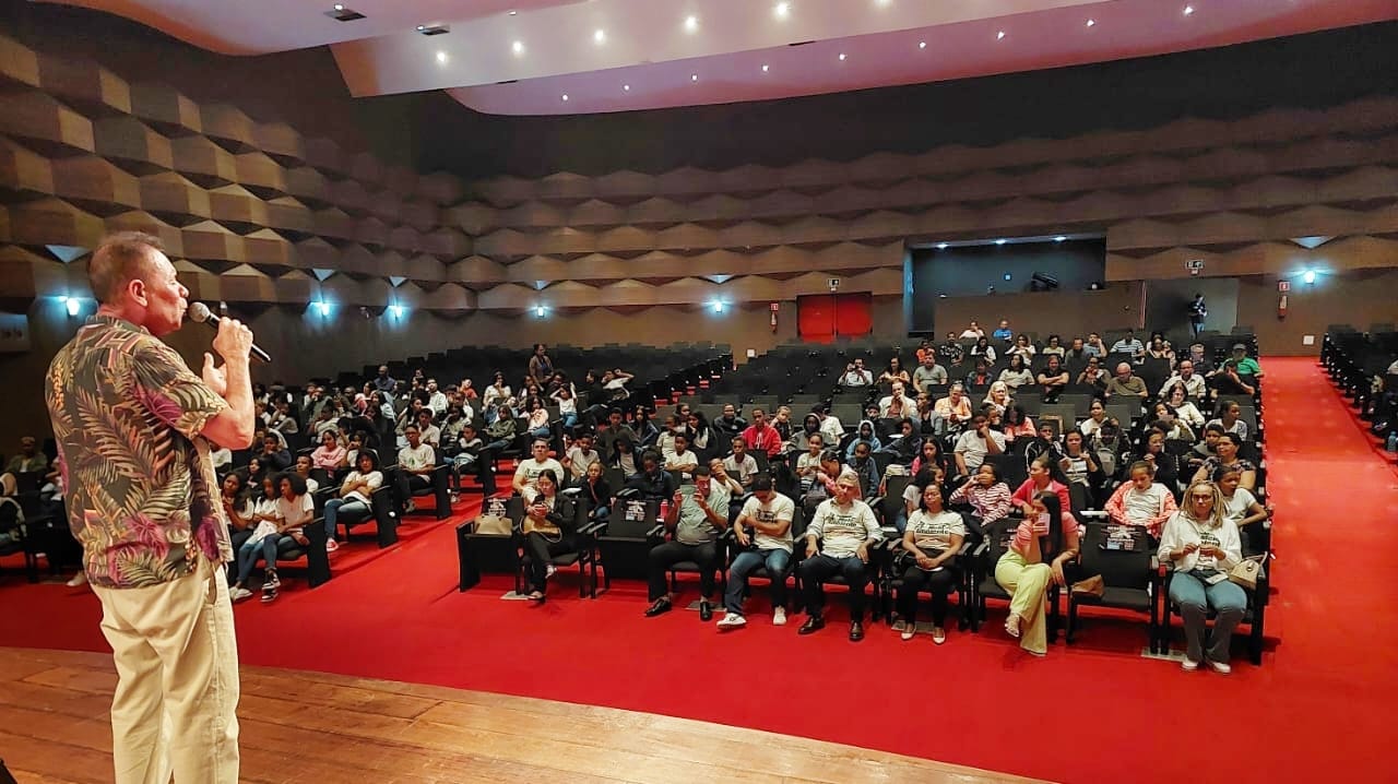 Estudantes de escolas da Rede Municipal de Ensino participam de show sobre meio ambiente no Teatro Candinha Dória