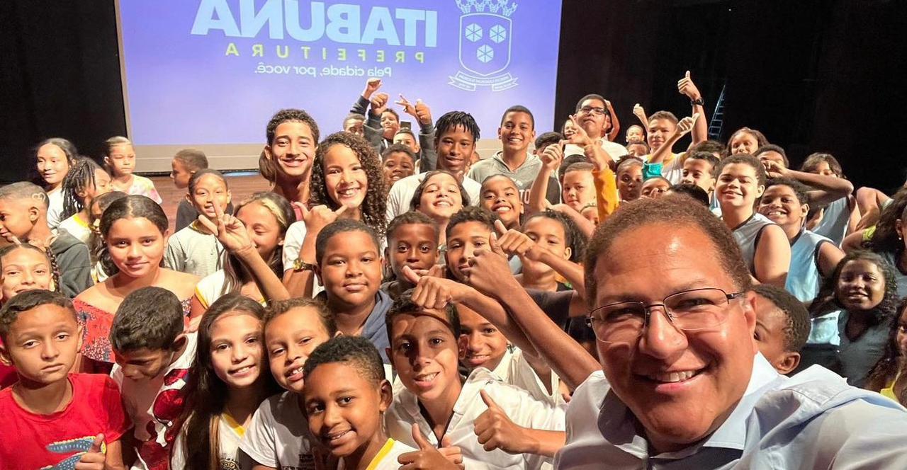 PREFEITO AUGUSTO CASTRO PARTICIPA DE DIÁLOGO COM ALUNOS DA REDE MUNICIPAL DE ENSINO