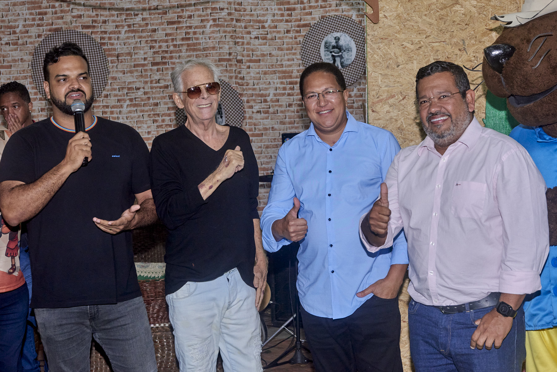 Prefeito Augusto Castro anuncia bebidas mais baratas no Ita Pedro ao abrir Vila Junina