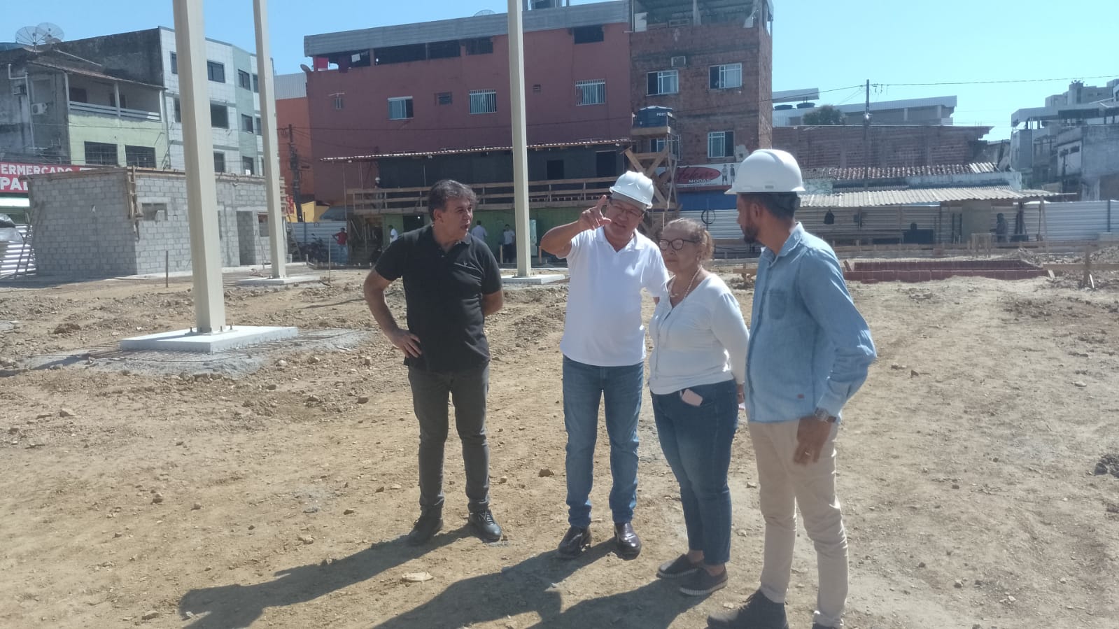 Prefeito Augusto Castro visita obras de requalificação da nova feira do São Caetano