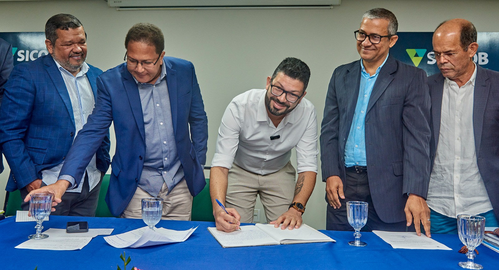 Prefeito Augusto Castro empossa Mauro Ribeiro como novo Secretário de Indústria, Comércio, Emprego e Renda
