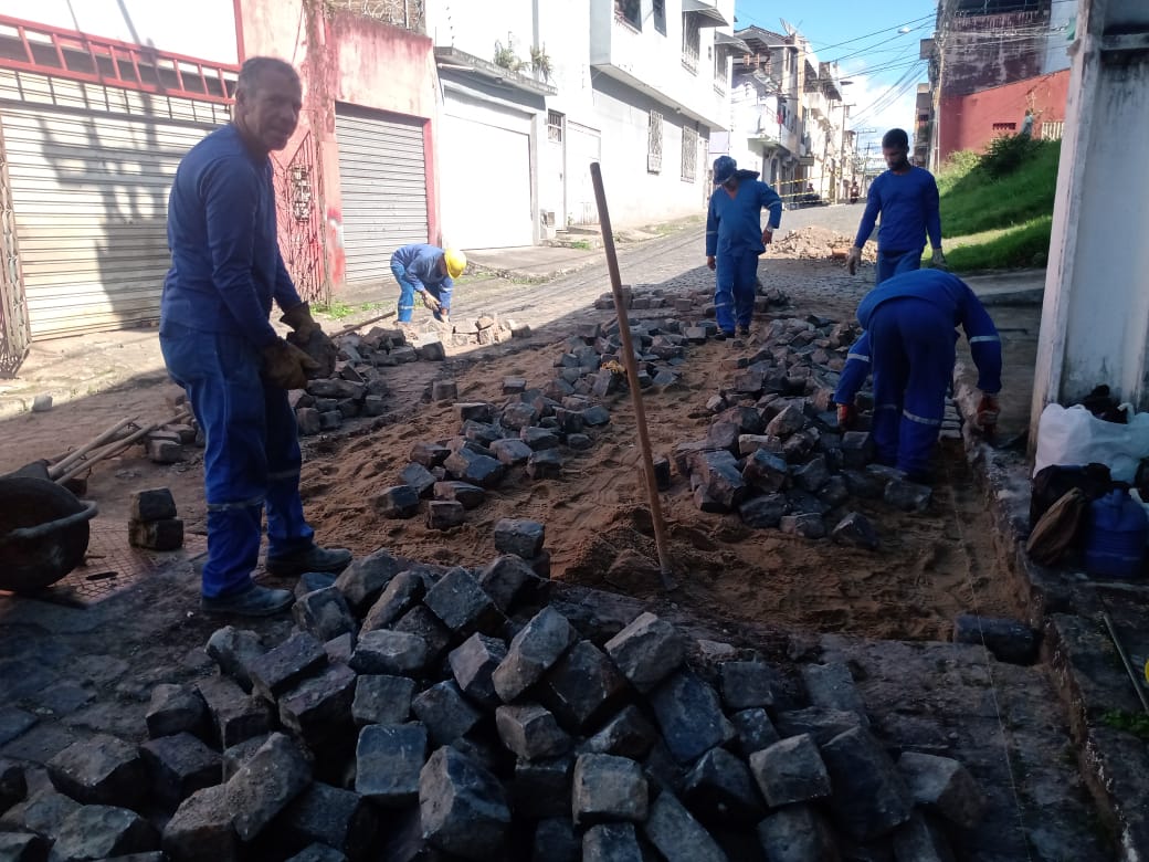 Prefeitura intensifica serviços de recuperação do calçamento da Henrique Alves