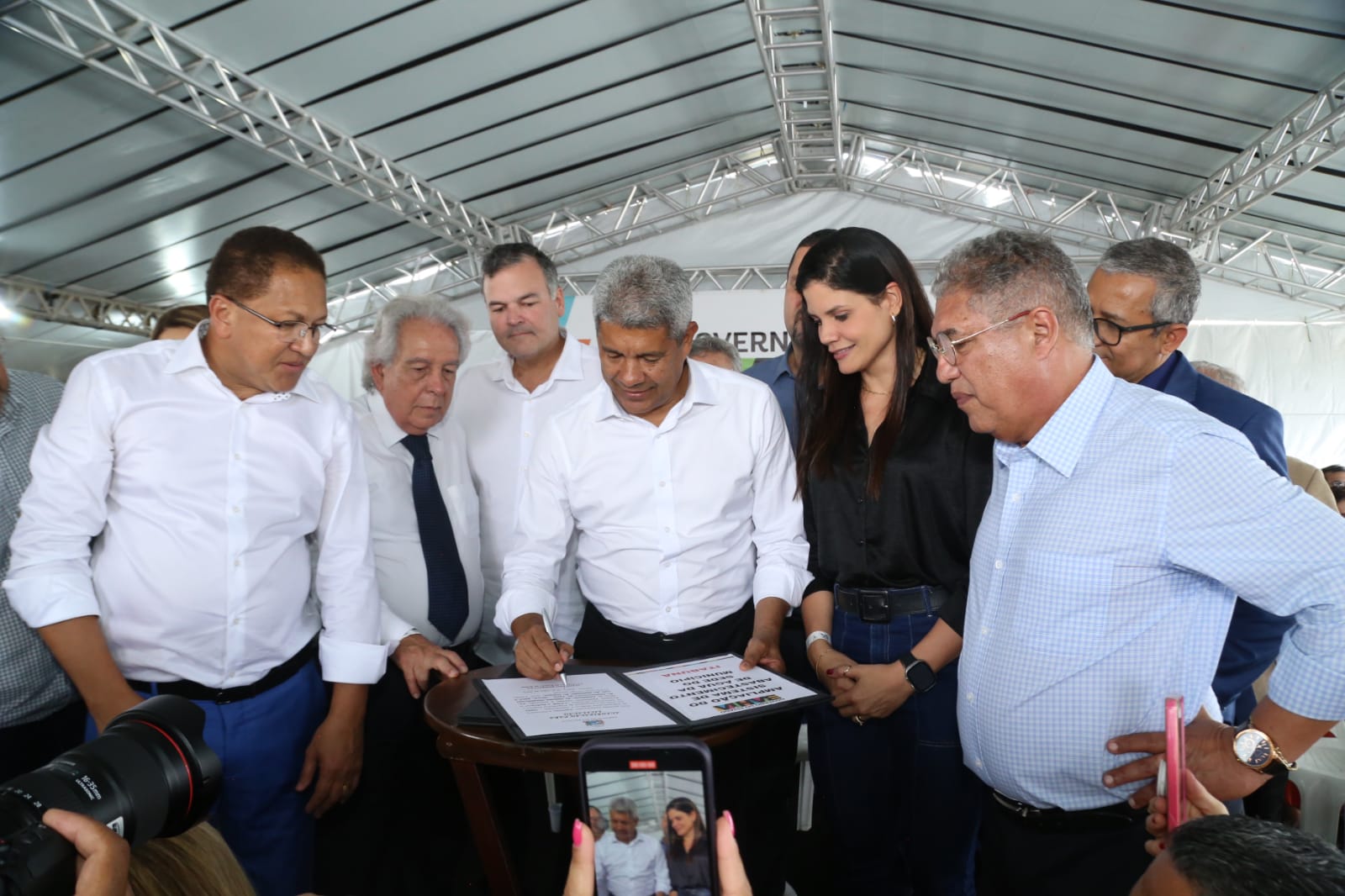 Governador Jerônimo Rodrigues autoriza licitação dos reservatórios do Projeto Mais Água ao lado do prefeito Augusto Castro no aniversário de Itabuna