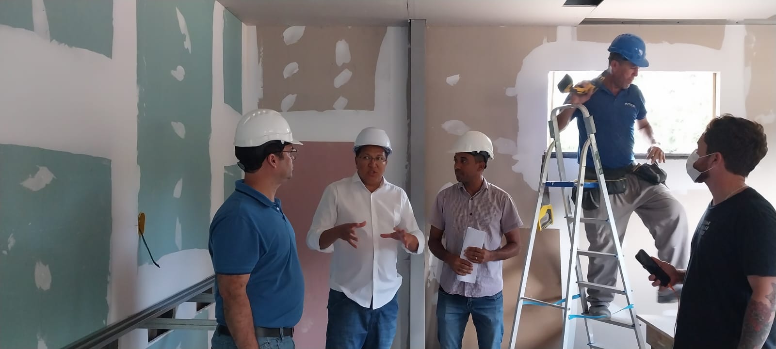 Prefeito Augusto Castro visita novo bloco administrativo e obras do Hospital de Base
