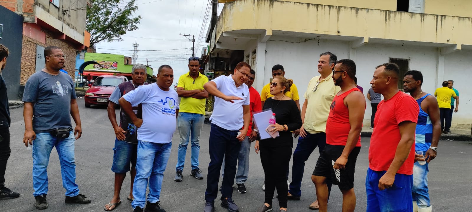 Prefeito Augusto Castro vistoria obras de infraestrutura no bairro Nova Ferradas em Itabuna