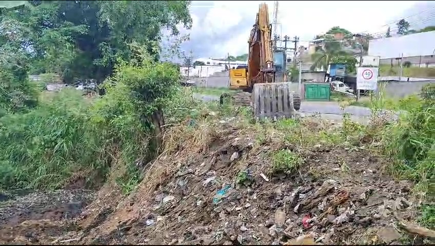Homens e máquina iniciam a limpeza do canal de drenagem do São Lourenço