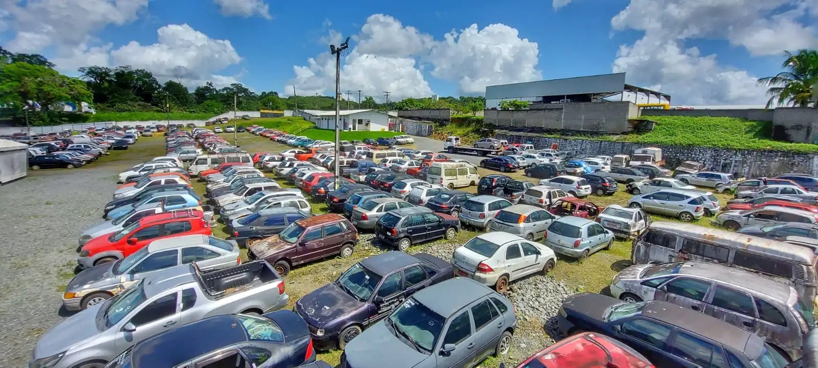 Prefeitura recolhe veículos e sucatas abandonados nas ruas de Itabuna