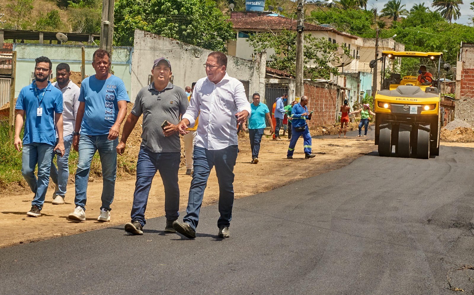 Moradores do Nova Itabuna comemoram chegada do asfalto na comunidade