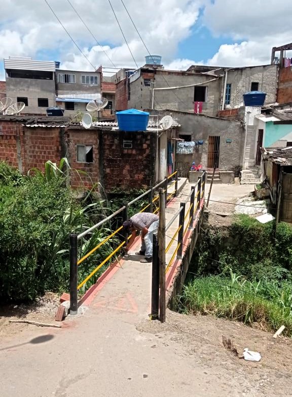 Prefeitura prossegue com a instalação guarda-corpos em passarelas de dois bairros de Itabuna