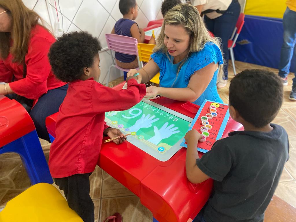 Professores da Educação Infantil de Itabuna aprendem a lidar com mesas interativas durante formação