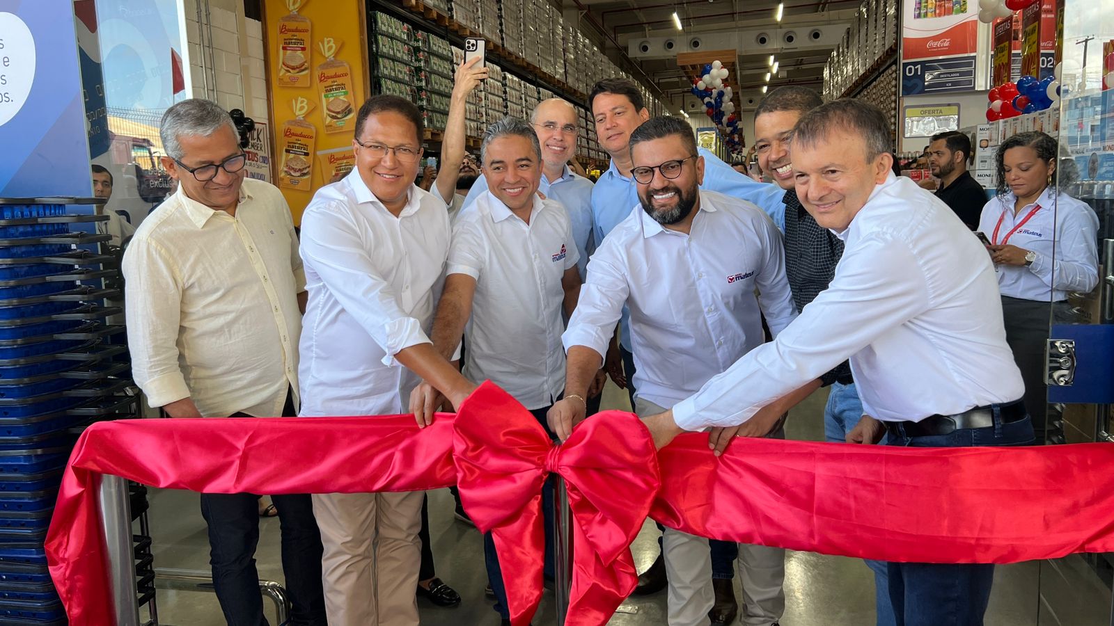 Prefeito Augusto Castro prestigia inauguração da loja Mix Mateus em Itabuna
