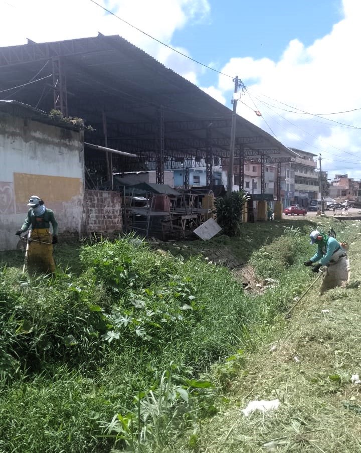 Prefeitura de Itabuna realiza serviços de microdrenagem, desobstrução de bueiros e roçagem da vegetação em canal