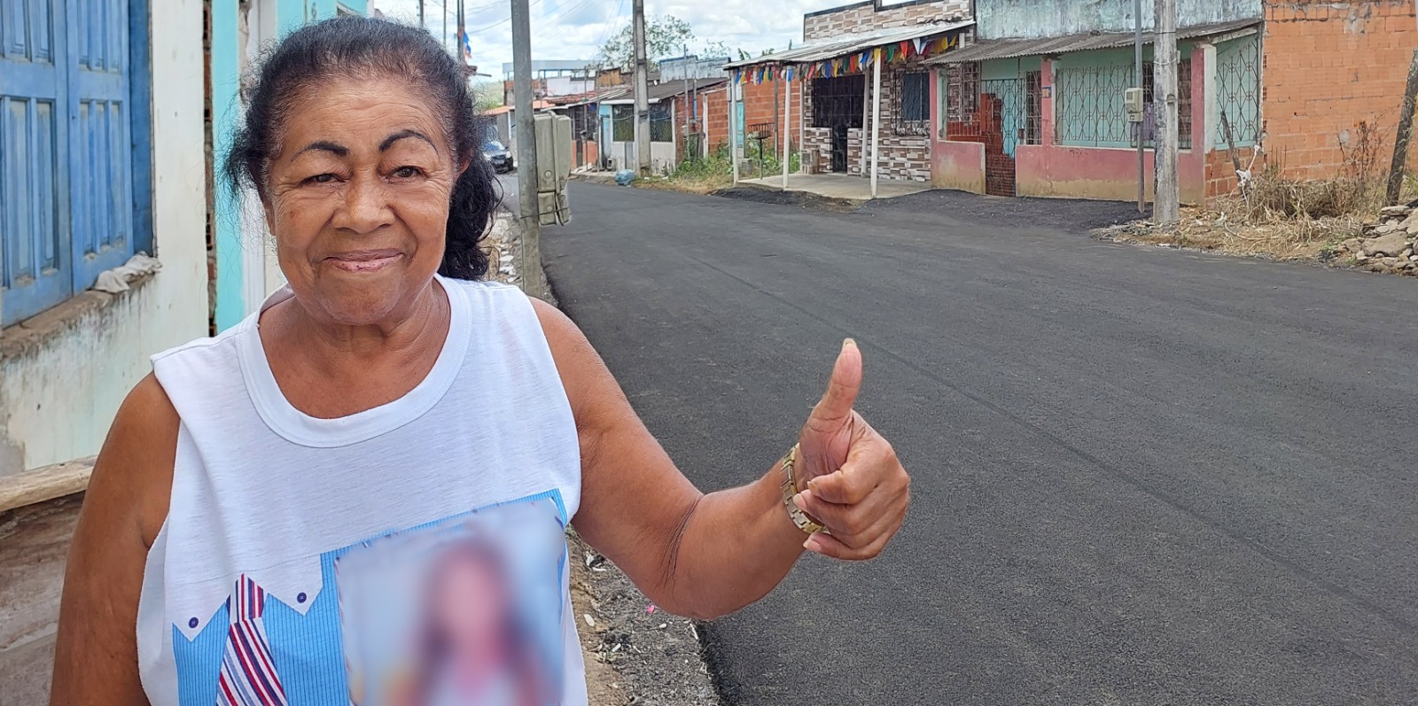 Moradores comemoram a execução de obras e serviços de infraestrutura nos bairros da zona oeste de Itabuna