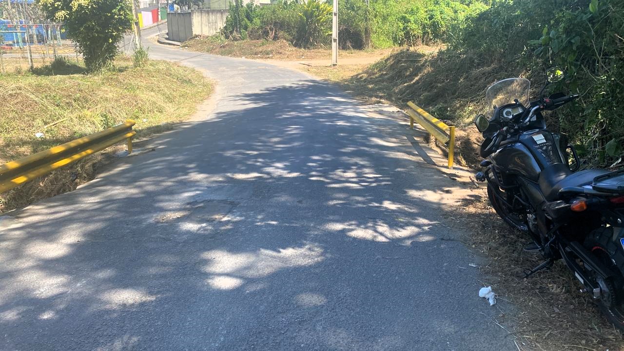Legenda: Prefeitura instala defensas na Rua A no Góes Calmon em Itabuna