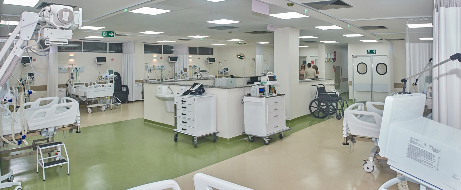 Prefeito Augusto Castro e a secretária estadual de Saúde, Roberta Santana entregam a 1ª etapa do novo Hospital de Base