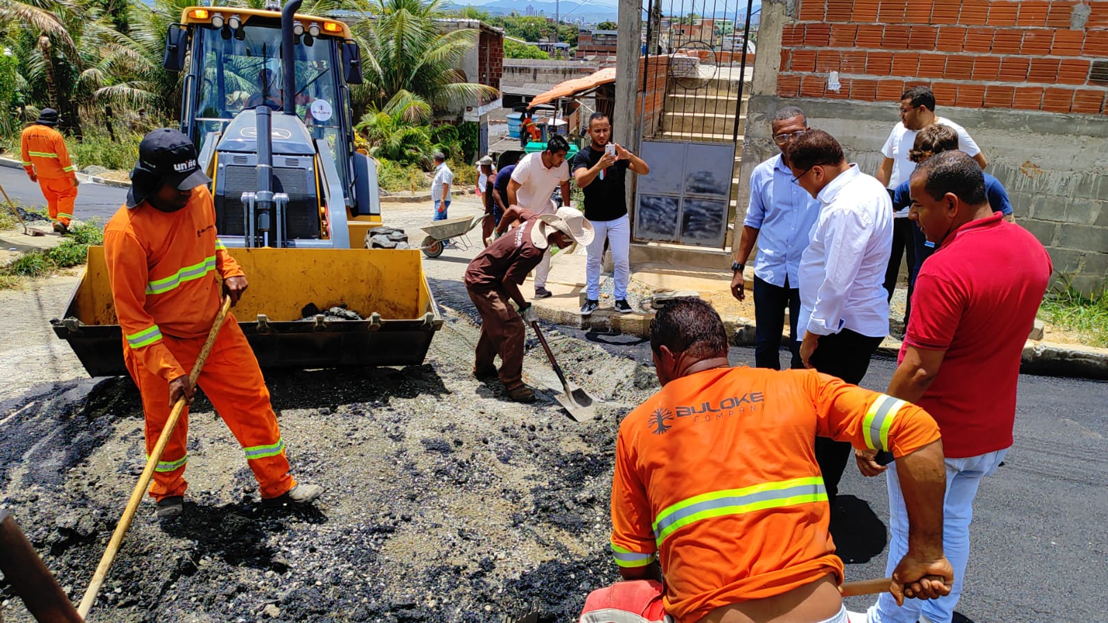 Prefeito Augusto Castro visita obras de pavimentação de ruas do Santa Inês