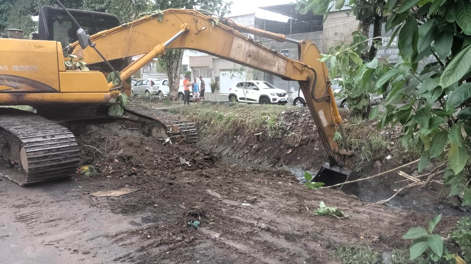Prefeitura de Itabuna segue desobstruindo bueiros e canais de drenagem em vários pontos da cidade