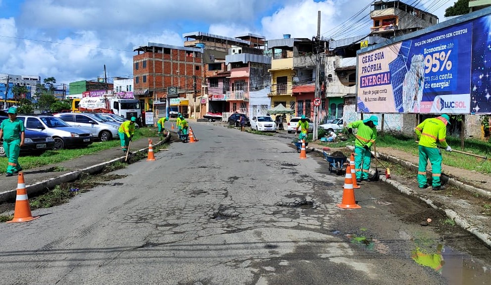 Prefeitura inicia a semana em Itabuna com limpeza da Avenida Amélia Amado