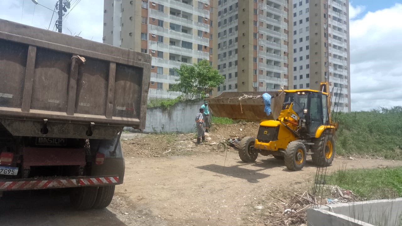 Prefeitura remove entulhos e lixo no Jardim Primavera e pede a cooperação dos moradores.