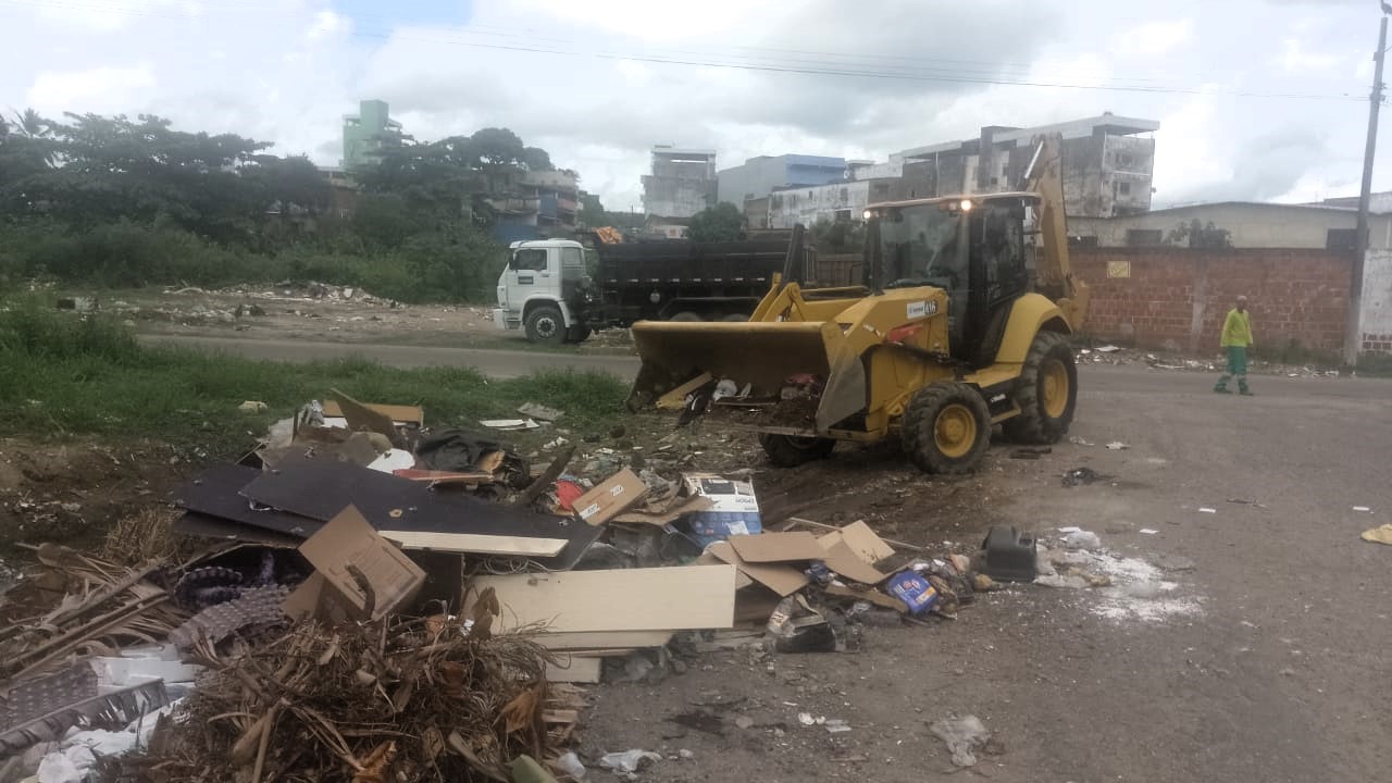 Prefeitura de Itabuna realiza serviço de zeladoria e remove entulhos no Fátima