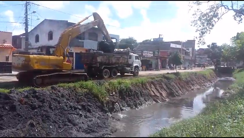Prefeitura inicia a limpeza do canal de drenagem do São Caetano em Itabuna